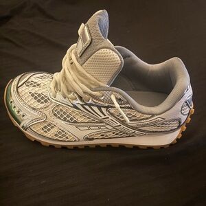 Bottega Veneta 
 Sneakers in White and silver